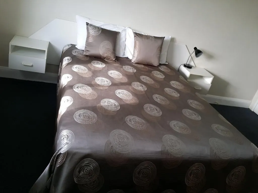 Hampton Court Apartments Brisbane 4*,