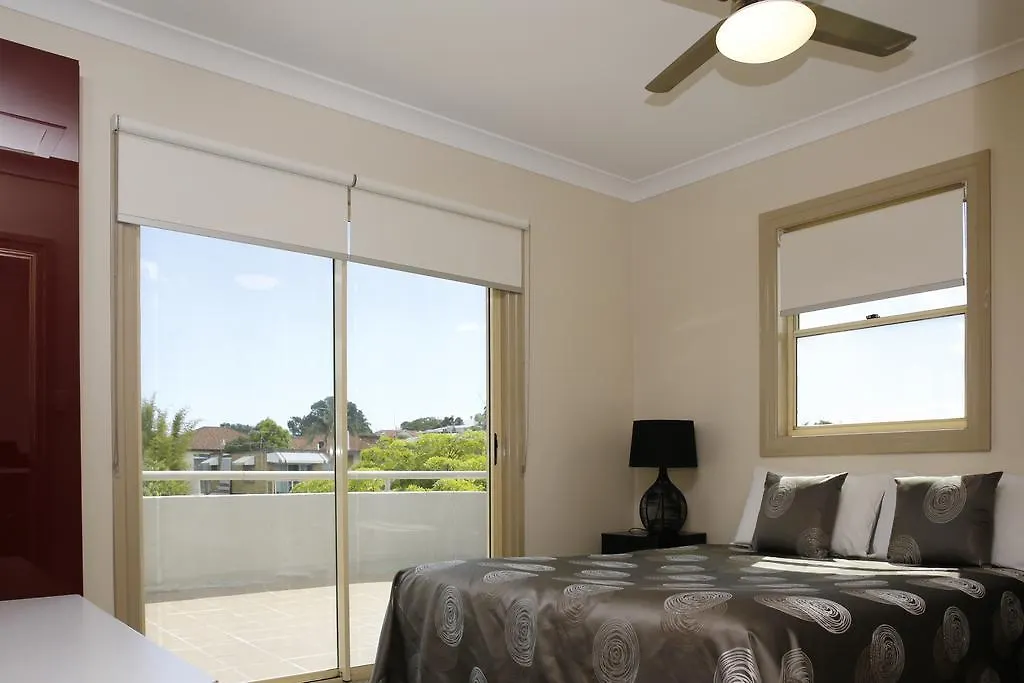 Hampton Court Apartments Brisbane 4*,